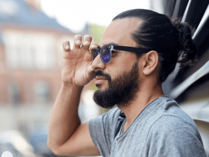 man wearing gray shirt