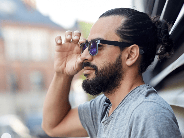 man wearing gray shirt